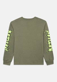 Langarmig, olijfgroen katoenen T-shirt met neon groene vlamgrafieken langs de mouwen. Klassieke ronde hals en geribbelde manchetten.
