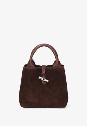 Kleine donkerbruine suède handtas met ronde leren handvatten en een leren lus-sluiting met een zilveren toggle.