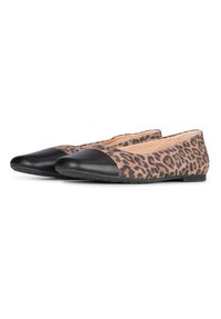 Ballerine in stampa leopardata con punta in pelle verniciata nera; tomaia in tessuto morbido, suola piatta e design minimalista.
