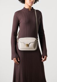Coccinelle BEAT SOFT - Borsa a tracolla - lambskin white