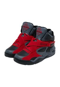 Vysoké tenisky kombinující červený semiš a šedé syntetické materiály. Výrazné detaily zahrnují prominentní logo a překřížené pásky.