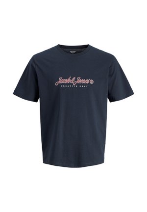 Tricou albastru închis cu mâneci scurte, cu textul „Jack & Jones Creative Dept” imprimat în roșu și alb pe piept.