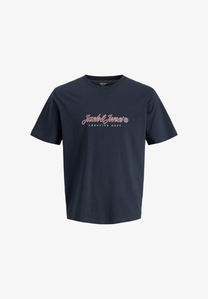 Tricou albastru închis cu mâneci scurte, cu textul „Jack & Jones Creative Dept” imprimat în roșu și alb pe piept.