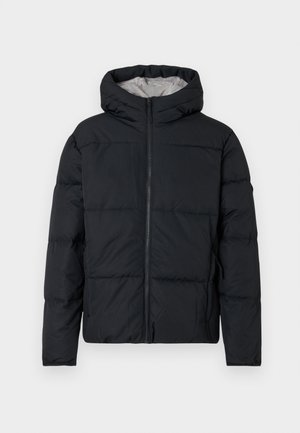 Schwarze Pufferjacke mit durchgehendem Reißverschluss, Kapuze und gestepptem Muster. Verfügt über ein graues Innenfutter und elastische Bündchen.