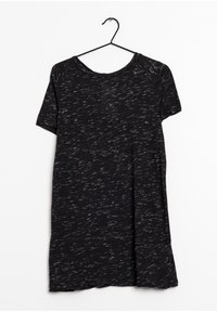 Robe noire à manches courtes en tissu texturé avec un motif à pois. Elle présente un col rond et est suspendue à un cintre noir.