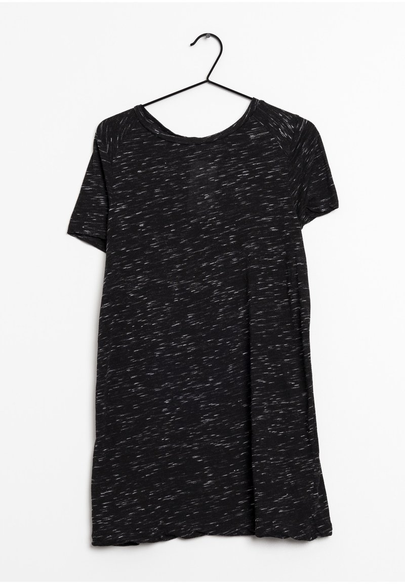 Robe noire à manches courtes en tissu texturé avec un motif à pois. Elle présente un col rond et est suspendue à un cintre noir.