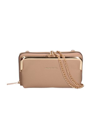 Beige leren portemonnee met gouden hardware, ritssluiting en afneembare kettingband. Voorzien van het gegraveerde merknaam aan de voorkant.