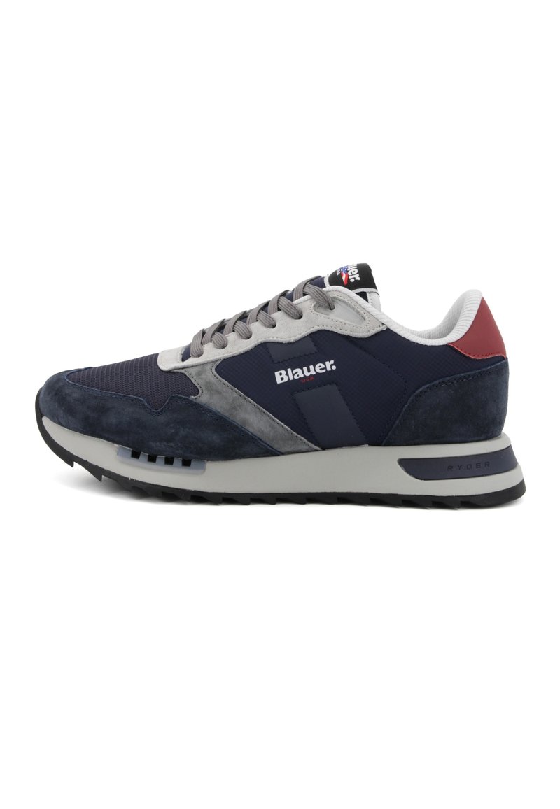 Sneaker da uomo con tomaia in rete blu scuro, dettagli in camoscio grigio e tallone rosso. Presenta lacci grigi e una suola intermedia grigia imbottita per il massimo comfort.