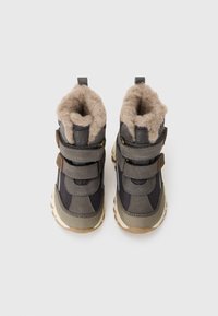 Stivali invernali grigi con una morbida fodera in pile beige, cinturini regolabili in velcro, suola in gomma e dettagli in pelle strutturata.
