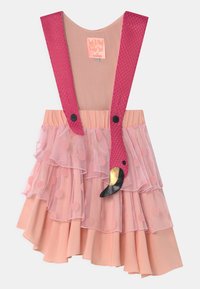 Robe rose avec bretelles en maille, volants en tulle superposés avec des pois, et un accent de flamant rose noir à la taille.