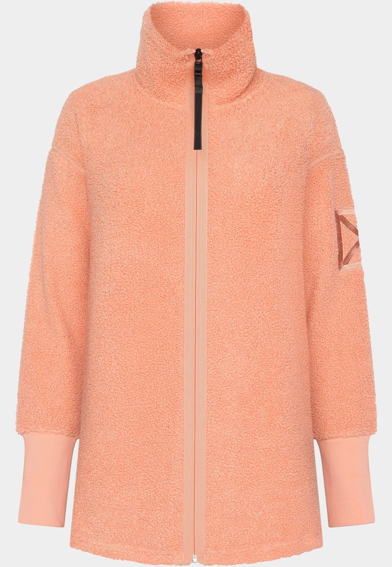 Pfirsichfarbene Fleecejacke mit hohem Kragen, Reißverschluss und langen Ärmeln; sie zeichnet sich durch einen strukturierten Stoff und ein markantes Dreiecksdetail am Ärmel aus.