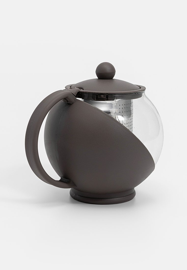 Teière marron avec un corps en verre rond, un manche courbé marron et un couvercle assorti avec un bouton rond. Comprend un infuseur en métal à l'intérieur.