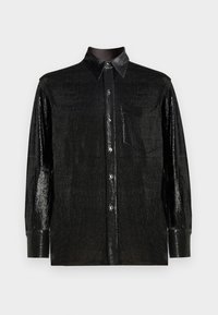 Camicetta nera a maniche lunghe realizzata in tessuto lucido e strutturato. Presenta un colletto button-down, taschino sul petto anteriore e bottoni di chiusura.