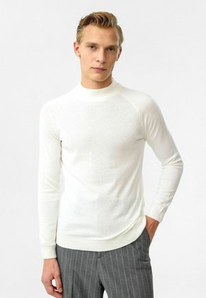 Witte, lange mouwen pullover trui met een hoge halslijn, geribde manchet en een aansluitend ontwerp, gemaakt van een zachte, lichte stof.