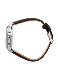 Brun läderarmbandsur med en polerad silvermetallåda, två tryckknappar, en krona och en texturerad yta på armbandet.