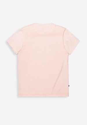 Schlichtes hellrosa T-Shirt aus Baumwolle mit kurzen Ärmeln, von hinten auf weißem Hintergrund gezeigt.