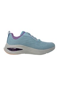 Sneaker azzurro chiaro con tomaia in mesh, dettagli viola e un cuscinetto d'aria visibile nella suola. Presenta un design con lacci e un motivo testurizzato.