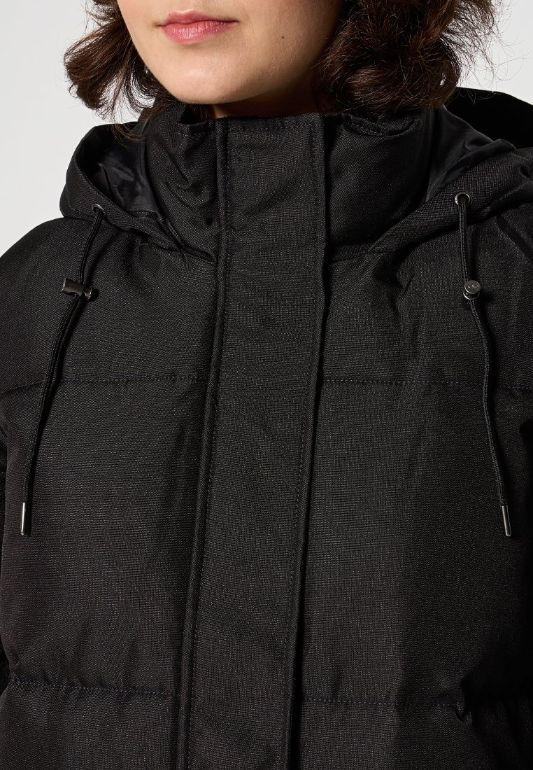 Schwarze gepolsterte Jacke mit hohem Kragen und verstellbaren Kordeln. Verfügt über strukturierter Stoff und versteckte Reißverschlusstaschen für Funktionalität.