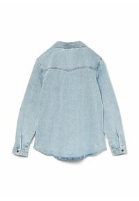 Camicia in denim azzurro chiaro con maniche lunghe, colletto a punta e chiusure con bottoni ai polsini. Presenta un dettaglio con yoke lungo le spalle.