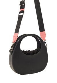 Borsa nera a forma arrotondata, realizzata in materiale liscio. Presenta un interno in tessuto nero arricciato e un accento rosa sulla tracolla.
