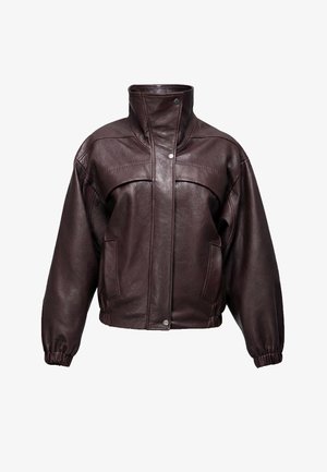 Dunkelbraune Lederjacke mit hohem Kragen, Druckknopfverschluss, Vordertaschen und elastischen Bündchen vor weißem Hintergrund.