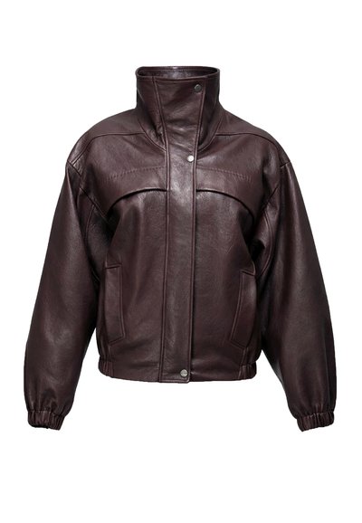 Sötétbarna bőrdzseki magas gallérral, patentos záródással, elülső zsebekkel és elasztikus mandzsettákkal, fehér háttér előtt.