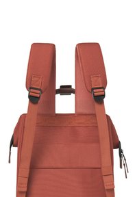 Rugzak met gevoerde, verstelbare schouderbanden in een roestkleur, met een gestructureerde stof en dubbele ritsen aan het zijvak.