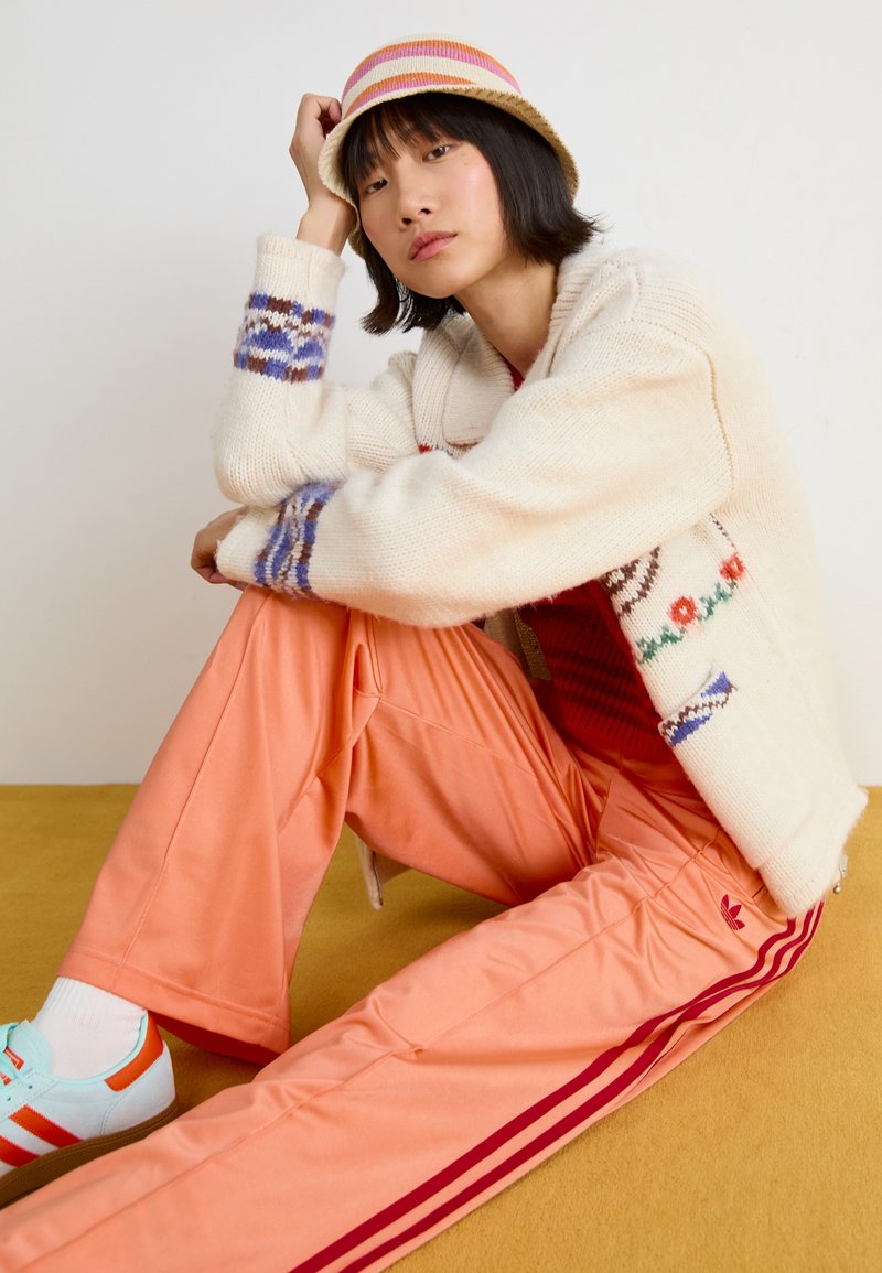 adidas firebird adidas jogginghose mit roten streifen