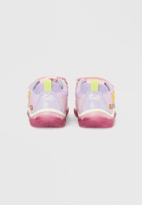 Ζεύγος παιδικών αθλητικών παπουτσιών σε ροζ και μωβ χρώμα με ροζ διάφανα πάτους και κίτρινα κορδόνια έλξης, με το λογότυπο «Tweety» στο πίσω μέρος.