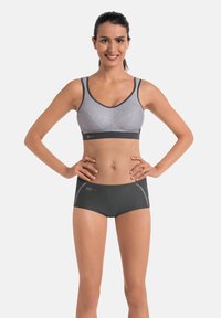 Grå bralette med en kontrasterende mørk kant, der har justerbare stropper. Kombineret med grå boyshorts med accent-stikninger og logo.