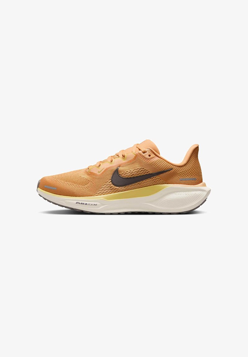 Zapatilla de running de malla naranja con un swoosh de Nike en marrón oscuro, parte superior texturizada, suela acolchada y bolsillo de aire visible. Presenta un diseño ligero.