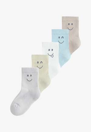 Fünf Paar gerippte Socken in Pastellfarben: Grau, Hellgrün, Weiß, Hellblau und Beige. Jede mit einem lächelnden Gesichtsmotiv in der Nähe der Bündchen.