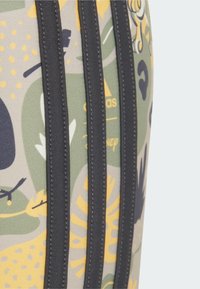 adidas Sportswear DISNEY LION KING - Pantalón de baño - beige semi spark tent green   carbon