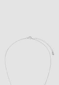 Silverhalsband med en fin kedjedesign, utrustad med en krabba-lås och en justerbar kedja med en liten berlock.