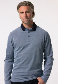 Poloko s dlouhým rukávem v světle modré barvě s tmavomodrým límcem, vybavené třemi knoflíky a texturovaným vzorem látky.