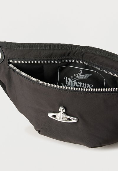 Μαύρο τσαντάκι με φερμουάρ, με ασημί λογότυπο Vivienne Westwood σε σχήμα σφαίρας και εν μέρει ορατή εσωτερική ετικέτα με το εμπορικό σήμα.