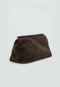Bolso de mano de ante marrón con una superficie suave y texturizada, forma rectangular y un cierre de cremallera en tono dorado en la parte superior.