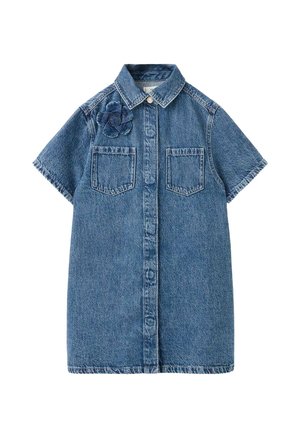 Rochie din denim cu mâneci scurte, închidere cu nasturi în față, două buzunare la piept, guler și un detaliu floral din material pe umărul stâng.