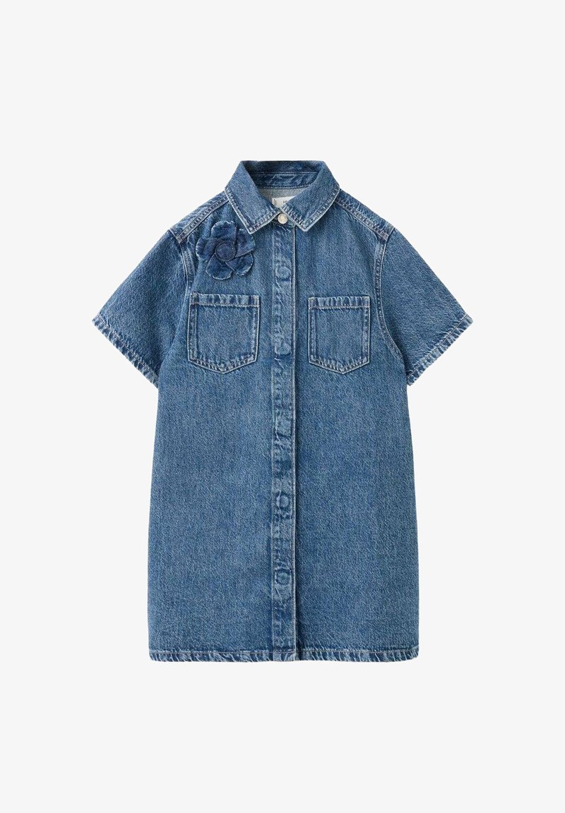 Vestito camicia di jeans a maniche corte con chiusura frontale con bottoni, due tasche sul petto, un colletto e un dettaglio floreale in tessuto sulla spalla sinistra.