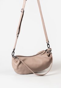 Lichtbeige leren schoudertas met een afgeronde vorm, ritssluiting en verstelbare strap. Bevat een gestructureerd materiaal en accenten van zilver hardware.