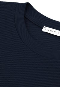 Granatowy sweter z prążkowanym splotem i okrągłym dekoltem, z widocznym wykończeniem dekoltu oraz białą metką marki wszytą w kołnierzu.