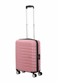 Valigia a mano rigida rosa con righe orizzontali, cerniera nera e manico telescopico. Caratterizzata da quattro ruote girevoli per una maggiore mobilità.
