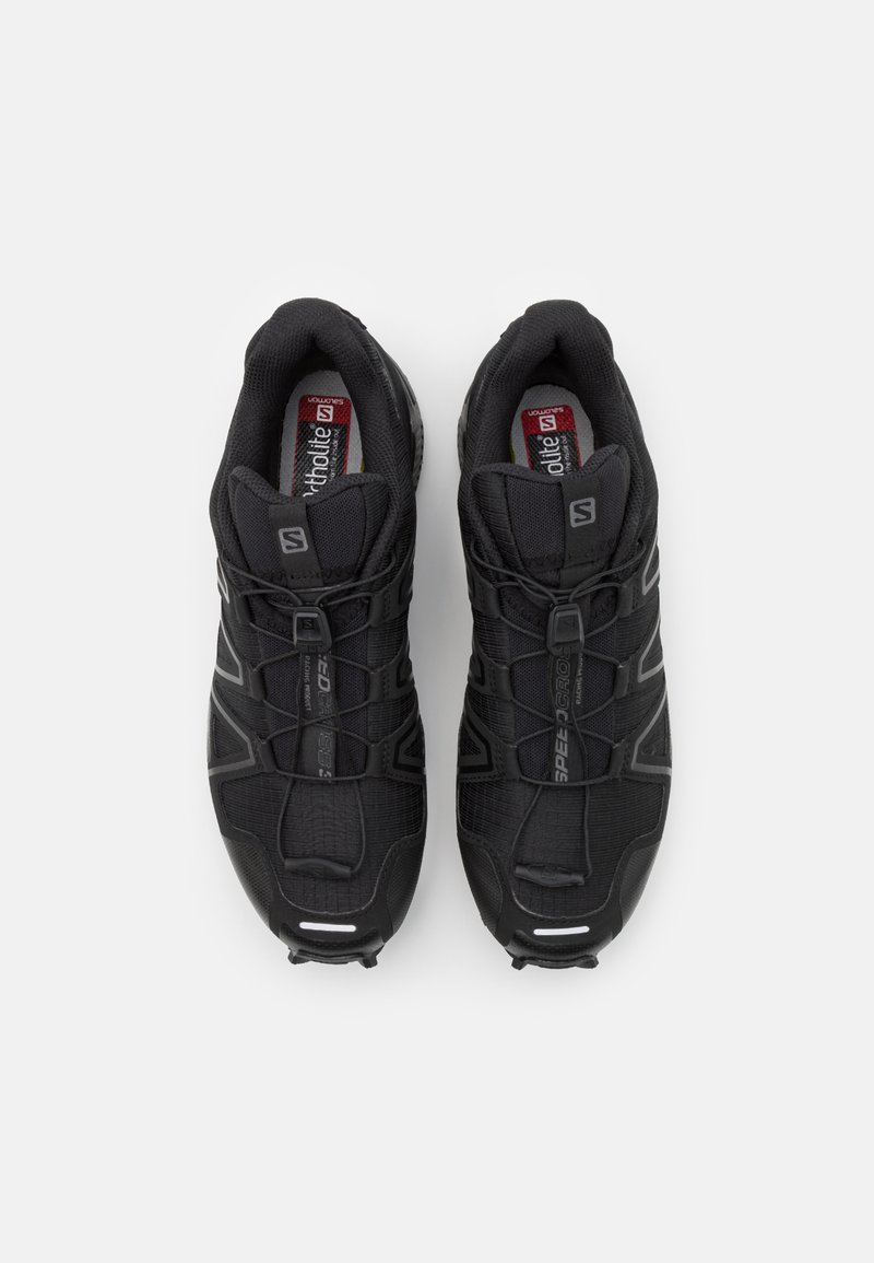 Czarne buty sportowe z teksturowaną cholewką, z sznurowanym zapięciem, odblaskowymi akcentami i wyściełaną wkładką.