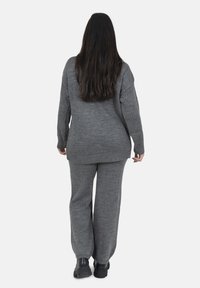 Set da lounge grigio a maglia composto da un top a maniche lunghe con motivo a costine e pantaloni abbinati con polsini elasticizzati; entrambi realizzati in morbido tessuto testurizzato.