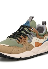 Sneaker multicolor con una miscela di suede e rete verde, beige e marrone. Presenta lacci neri, dettagli testurizzati e una suola nera robusta.