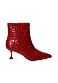 Stivale alla caviglia in pelle rossa con una texture lucida a coccodrillo, punta affusolata e un tacco curvo unico. Finitura liscia e design accattivante.