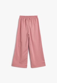 Rosa weit geschnittene Hose aus weichem Stoff, mit einem elastischen Bund und glatter Textur. Schlichtes Design ohne Muster.