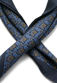 Marineblaue Seidenschal mit detailliertem blauen und goldenen Blumenmuster, weicher Textur und rechteckiger Form, elegant in der Mitte überkreuzt.