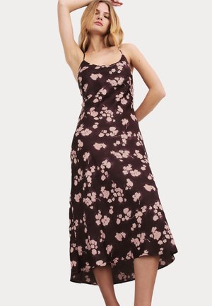 Satin jurk met spaghettibandjes, met een donkerpaarse basis en een lichtroze bloemenpatroon. Vloeiende design met een midi-lengte zoom.