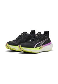 Schwarze Laufschuhe mit strukturiertem Obermaterial, kontrastierenden lila und neon grünen Akzenten sowie einer gepolsterten Sohle mit einer weißen Zwischensohle.